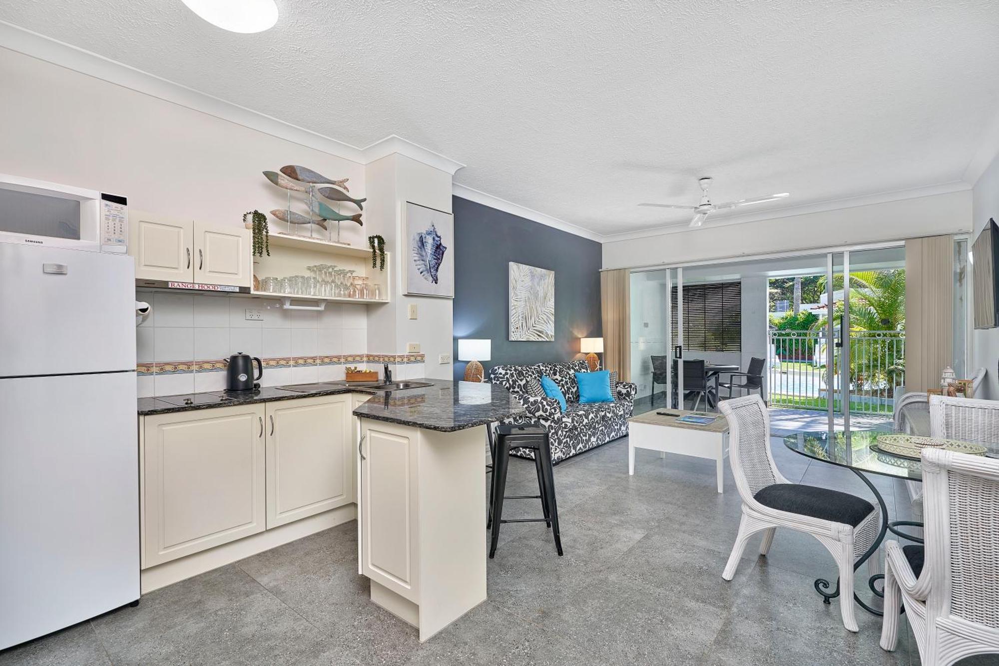 Alassio Apartments With Direct Pool Access Palm Cove Bilik gambar