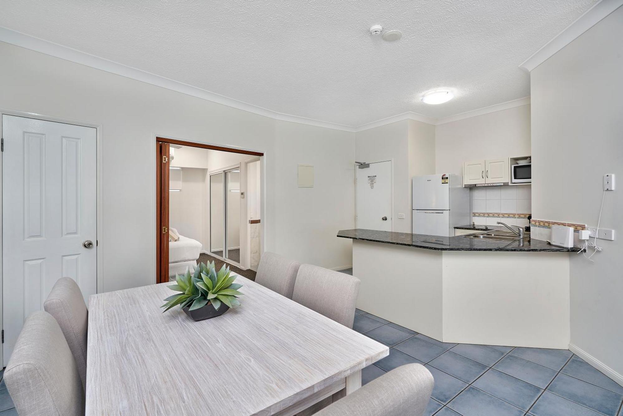 Alassio Apartments With Direct Pool Access Palm Cove Bilik gambar